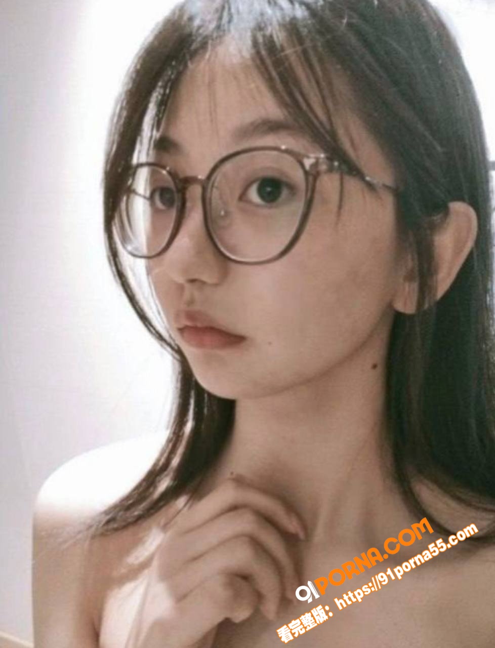 萌妹大学生眼镜婊在家裸体...（3）