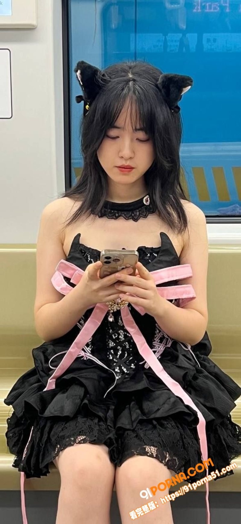 上海可爱女友穿肚兜不雅视...（2）