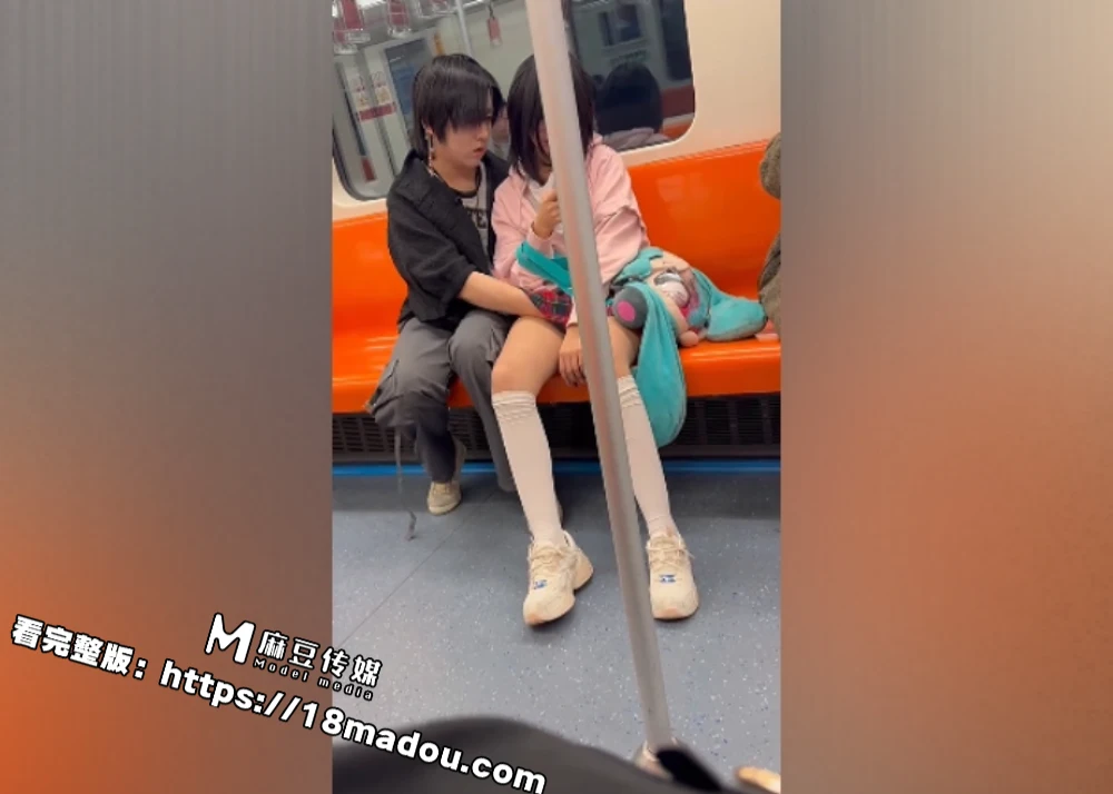 深圳地铁站 年轻小情侣公...（5）