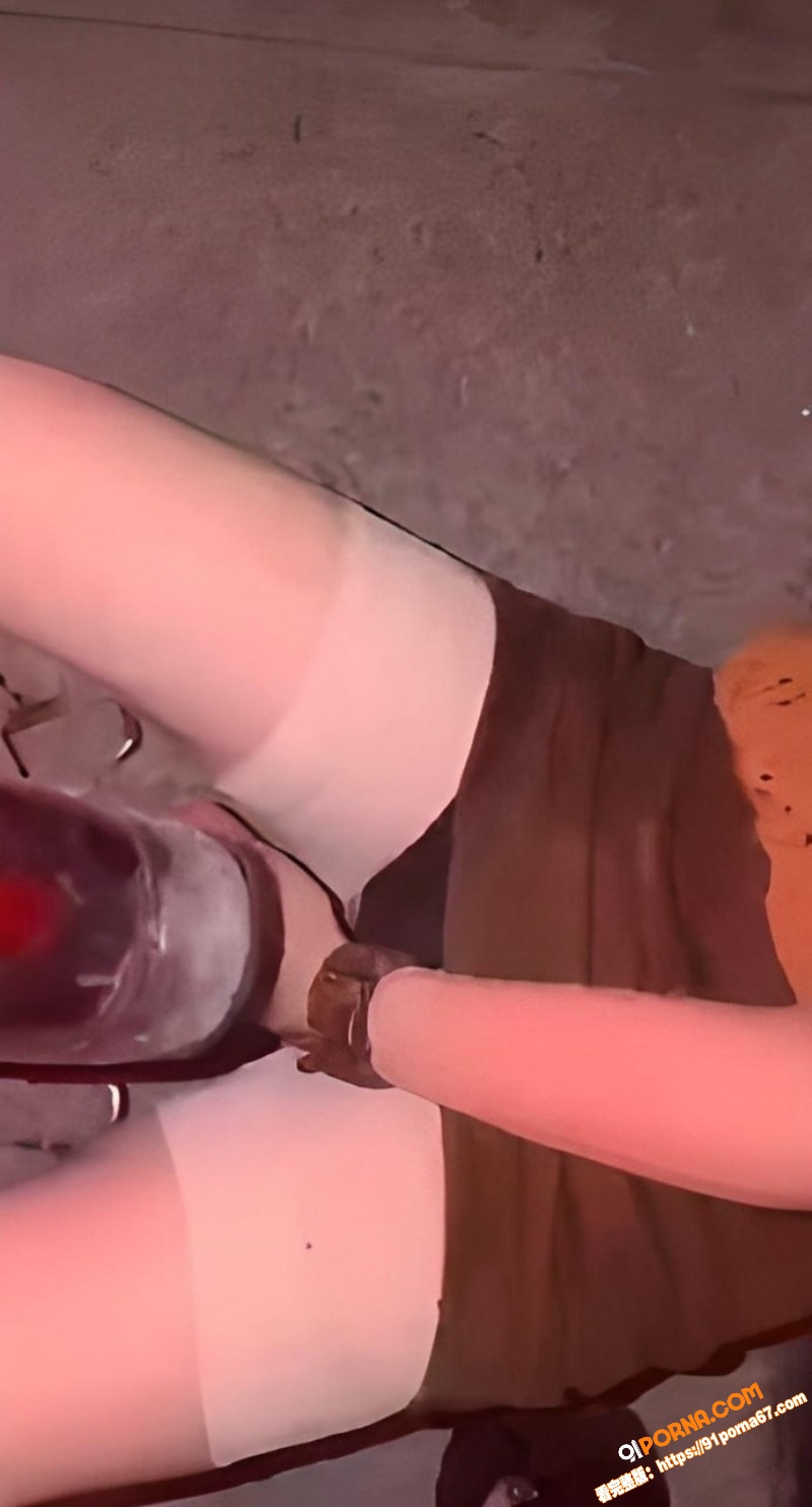 美艳少妇路边上演激情摸逼...（9）
