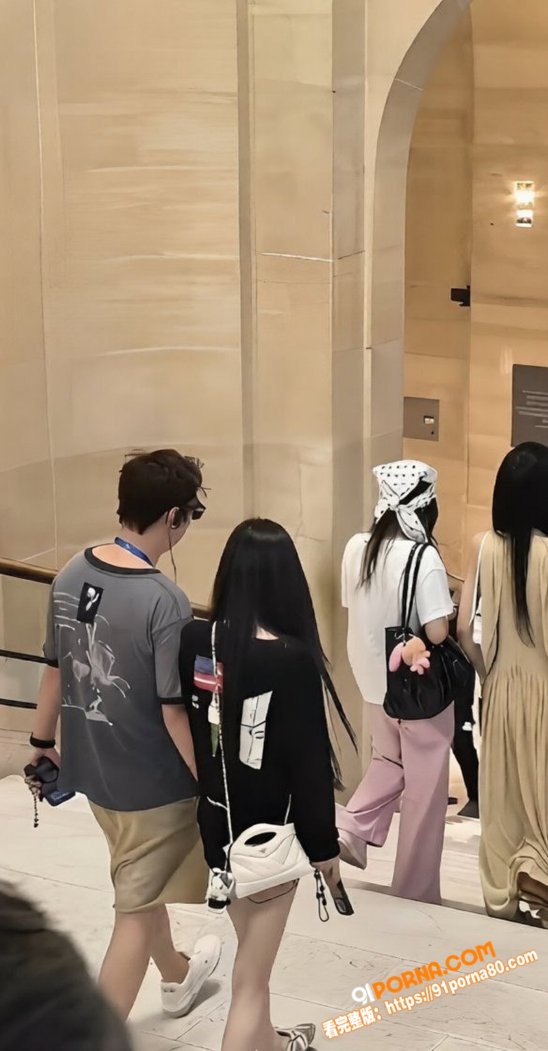 富二代 王思聪 牵着女友...（2）