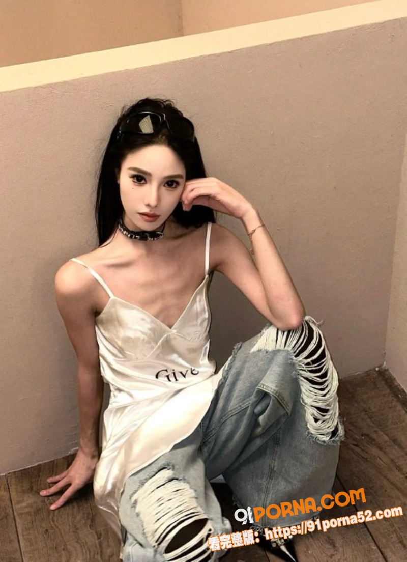 花臂纹身御姐下海直播挨操...（1）