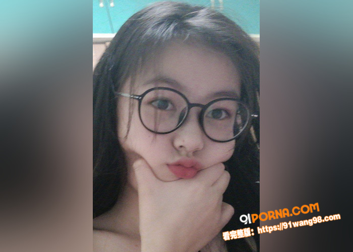 精选眼镜妹反差小萝莉家中...（1）