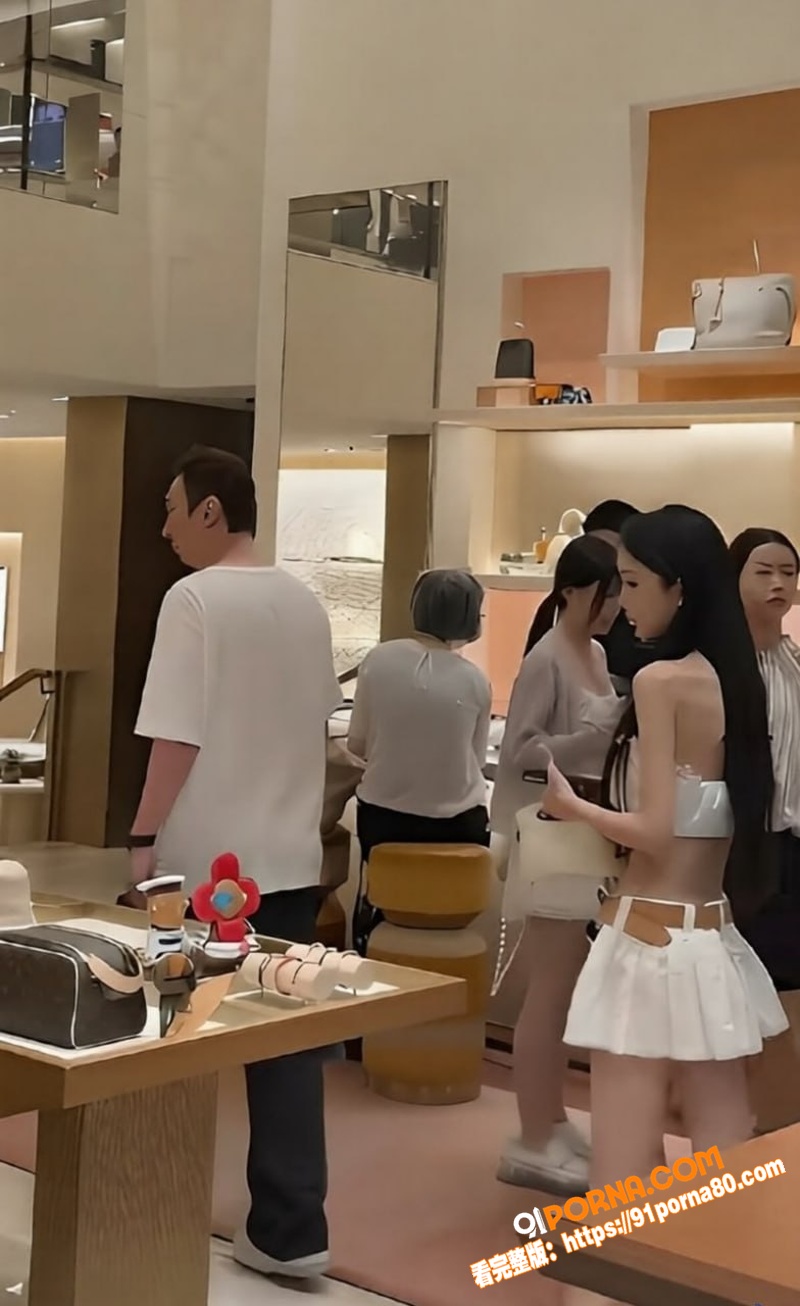 富二代 王思聪 牵着女友...（6）