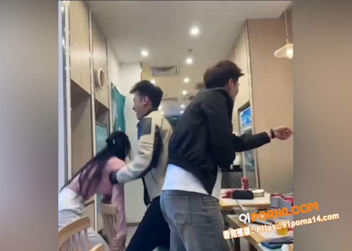 某商场餐厅内 两位巨乳小...（5）