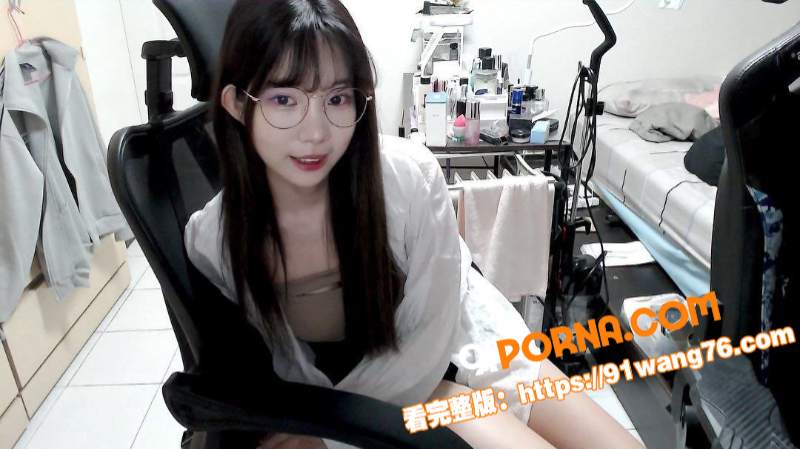高颜值眼镜学生妹 和男友...（2）
