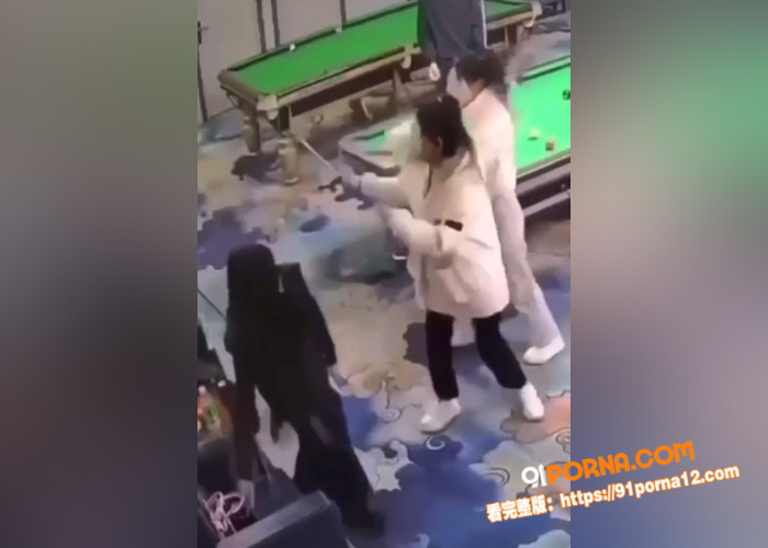 两精神小妹台球厅 一言不...（1）