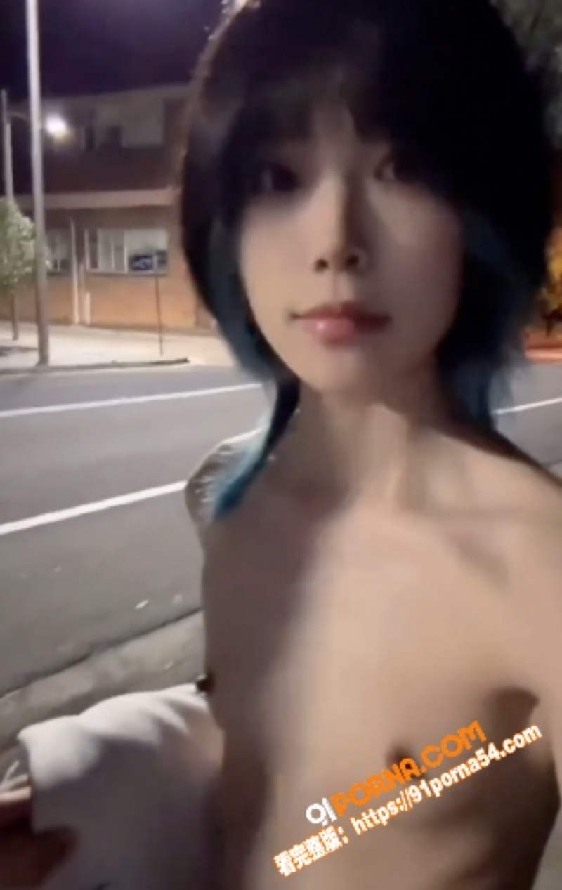 蓝色短发贫乳美少女私拍大...（8）