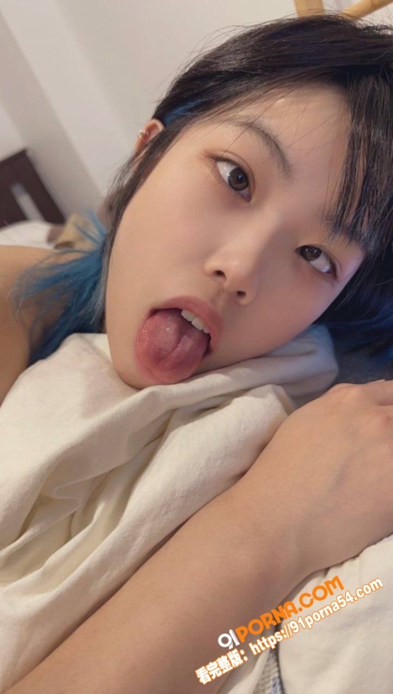 蓝色短发贫乳美少女私拍大...（3）